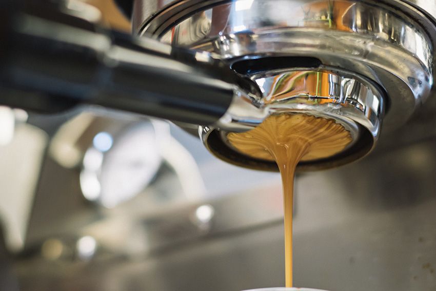 Koffie drupt uit een machine