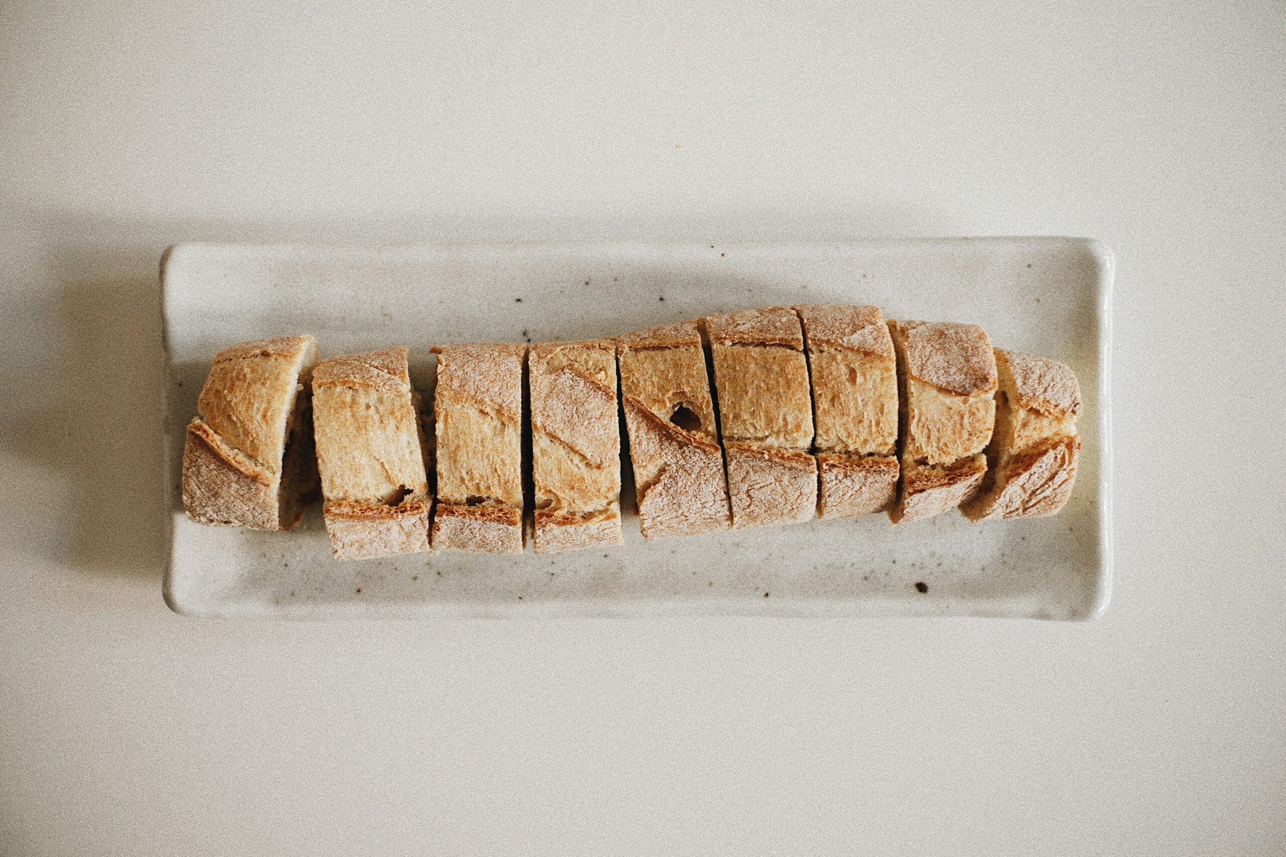 Gesneden stokbrood op een langewerpig bord